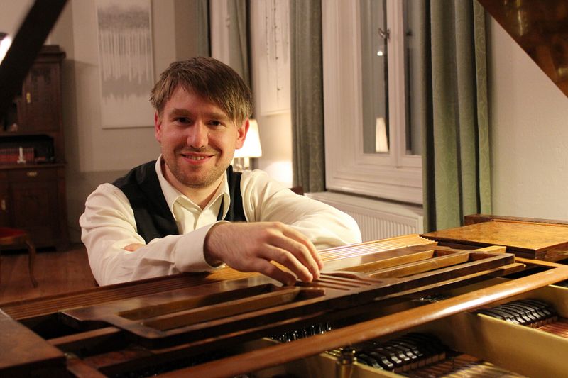 Ronny Kaufhold spielt den Klavierzyklus „Bilder einer Ausstellung“ im Schlosssaal.